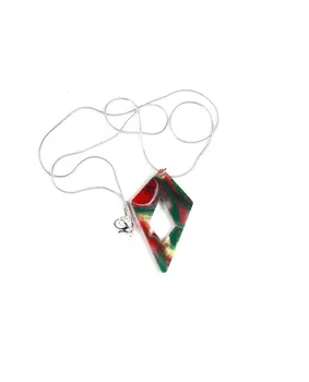 Collar verde, rojo y blanco: Añade un Toque de Pasión a tu Look Diario
