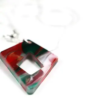 Collar verde, rojo y blanco: Añade un Toque de Pasión a tu Look Diario