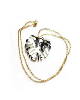 Collar dorado minimalista con colgante geométrico