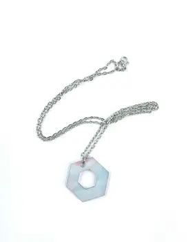 Collar hexágono rosa y azul claro