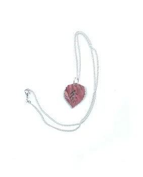 Charms Marmoleados y Elegancia Dorada: Collar hoja rosa