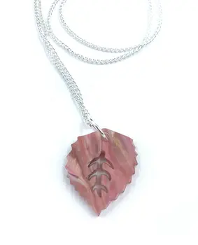 Charms Marmoleados y Elegancia Dorada: Collar hoja rosa