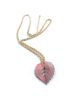 Collar HOJA: un tributo a la naturaleza con un toque rosado encantador