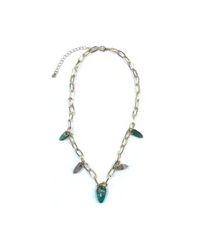 Collar dorado con charms de resina marmolada verde