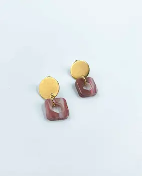 Elegancia Natural: Pendientes Colgantes en Rosa y Dorado