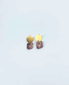 Elegancia Natural: Pendientes Colgantes en Rosa y Dorado