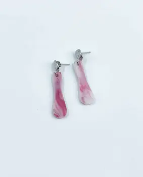 Toque Romántico: Pendientes Colgantes con Detalles Marmoleados