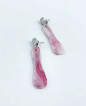Toque Romántico: Pendientes Colgantes con Detalles Marmoleados