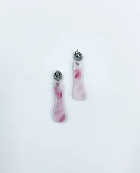Toque Romántico: Pendientes Colgantes con Detalles Marmoleados