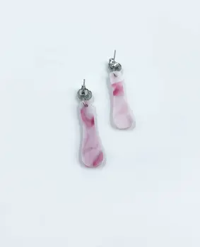Toque Romántico: Pendientes Colgantes con Detalles Marmoleados