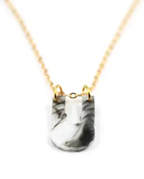 Collar puerta inversa del mundo paralelo