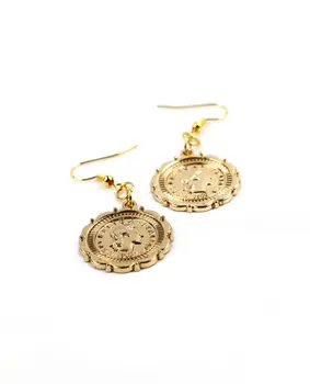Un toque artístico y femenino: pendientes con encanto único