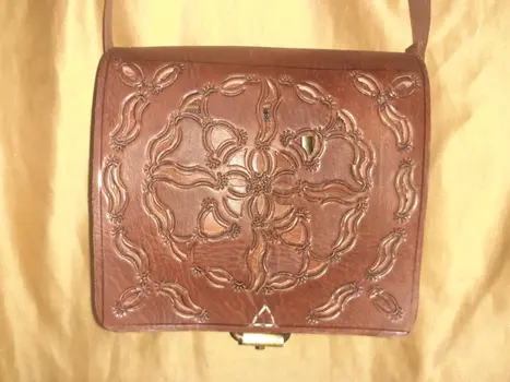 Bolso cuadrado calado hebilla