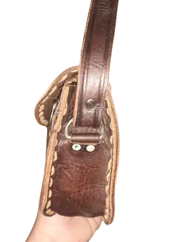 Bolso ovalado hebilla mediano labrado