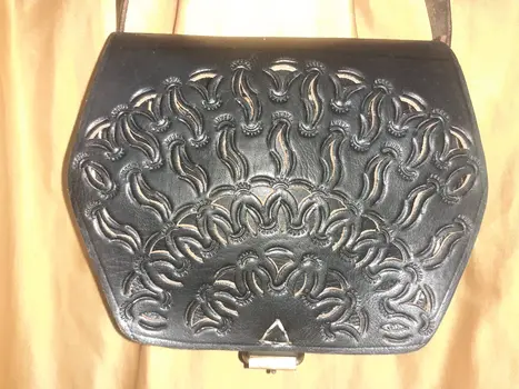 Bolso Polígono calado mediano hebilla