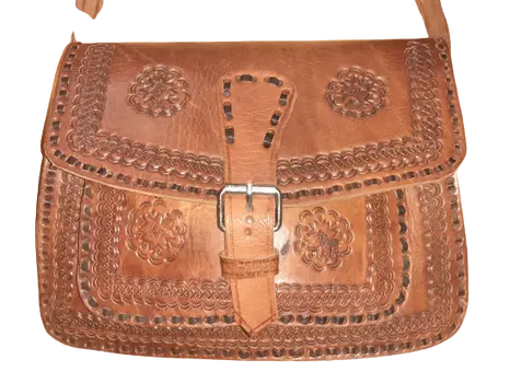 Bolso Trapecio Labrado Hebilla Grande