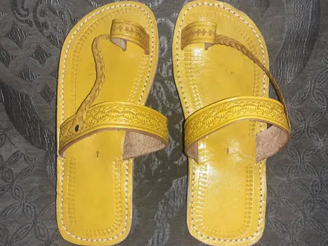 Sandalia de cuero.Color Amarillo