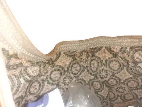Bolso Plano de mujer con chapa o labrado