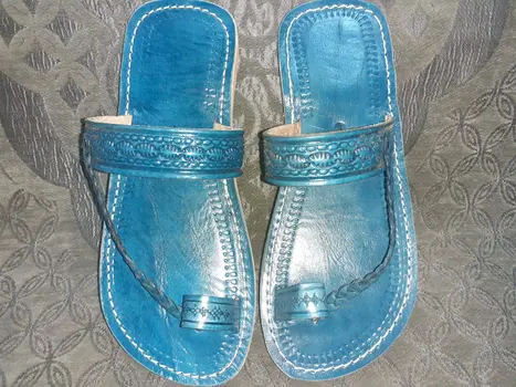 Sandalia de cuero. Color Azul