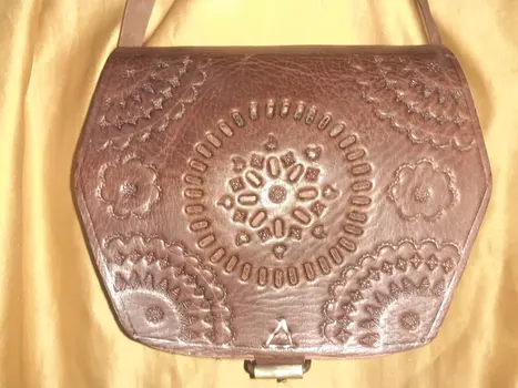 Bolso Polígono calado mediano hebilla