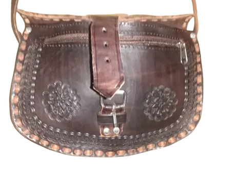 Bolso ovalado hebilla mediano labrado