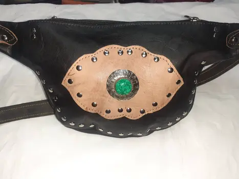 Riñonera plana con piedra