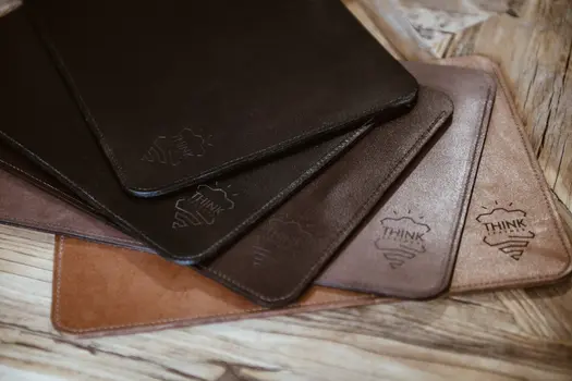 Skórzane etui na MacBook 13" Pro/Air - czarne