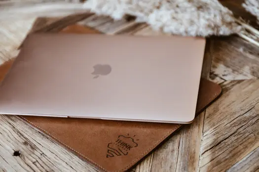 Skórzane etui na MacBook 13" Pro/Air - jasny brąz
