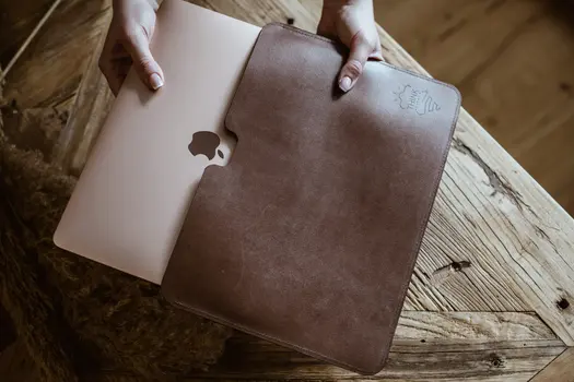 Skórzane etui na MacBook 16" Pro - ciemny brąz