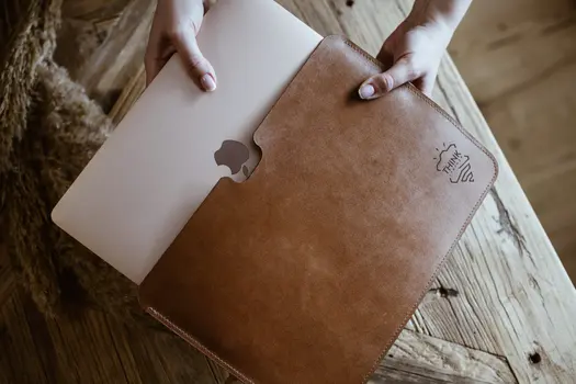 Skórzane etui na MacBook 16" Pro - jasny brąz