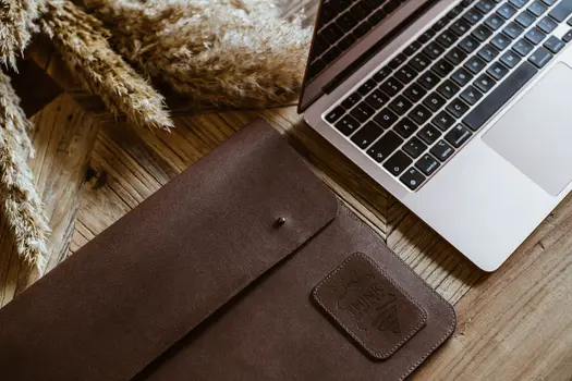 Skórzany pokrowiec z klapą na MacBook 13" Pro/Air - ciemny brąz