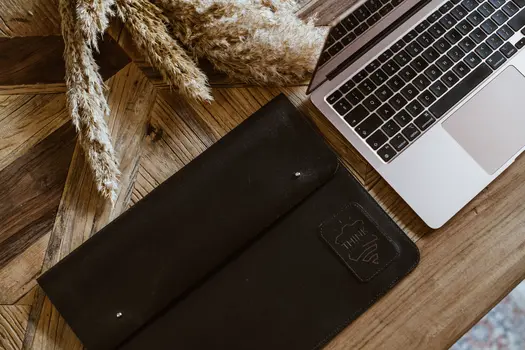 Skórzany pokrowiec z klapą na MacBook 13" Pro/Air - czarny