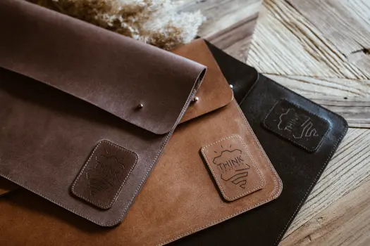 Skórzany pokrowiec z klapą na MacBook 13" Pro/Air - czarny