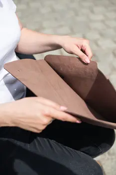 Skórzany pokrowiec z klapą na MacBook 13" Pro/Air - czarny