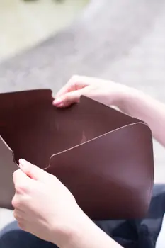 Skórzane etui na MacBook 16" Pro - ciemny brąz