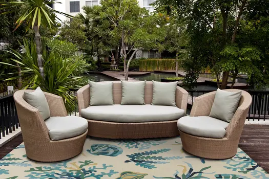 5' X 8' Ivory And Blue Floral Handmade Indoor Outdoor Area Rug