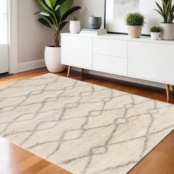 4' X 6' Ivory And Gray Chain Distressed Area Rug