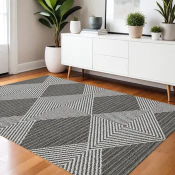4' X 6' Gray And Ivory Geometric Area Rug