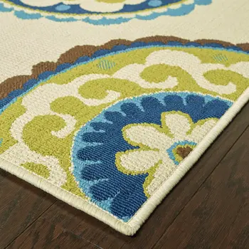 4' X 6' Green And Ivory Floral Indoor Outdoor Area Rug