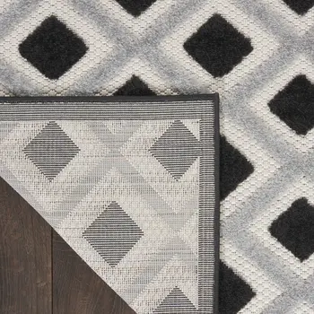 7' X 10' Black And White Indoor Outdoor Area Rug