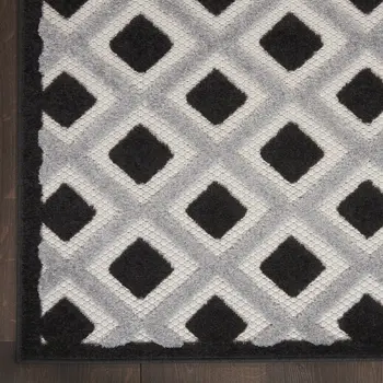7' X 10' Black And White Indoor Outdoor Area Rug