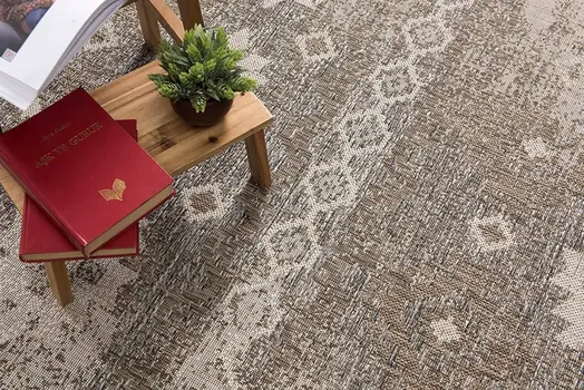 5' X 7' Gray and Ivory Ikat Area Rug