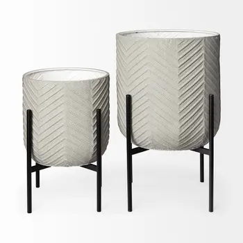 Set of Two Black Metal 20 Ounce Round Pot Planters
