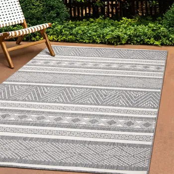 7' X 10' Gray And White Tribal Area Rug