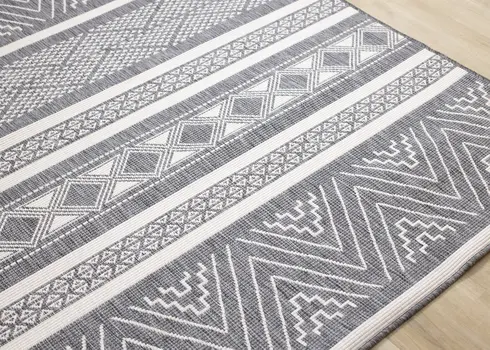 7' X 10' Gray And White Tribal Area Rug
