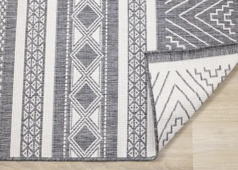 7' X 10' Gray And White Tribal Area Rug