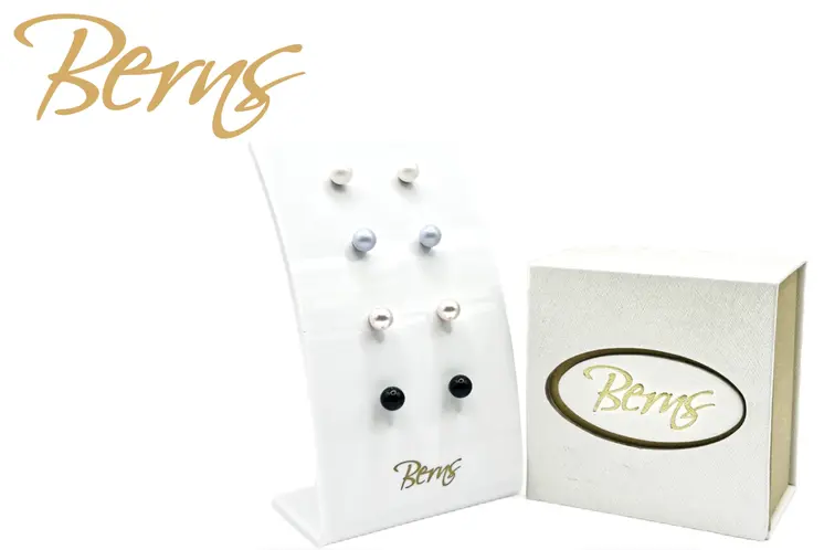 4 stk CARIE Ohrringe (6mm) mit halter (display)