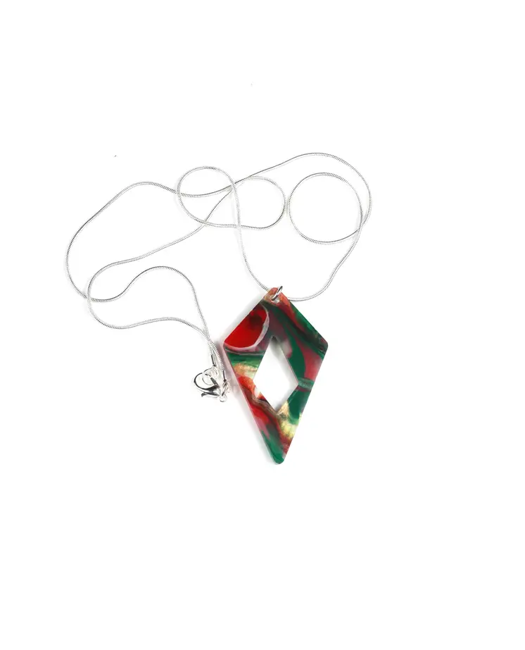 Collar verde, rojo y blanco: Añade un Toque de Pasión a tu Look Diario