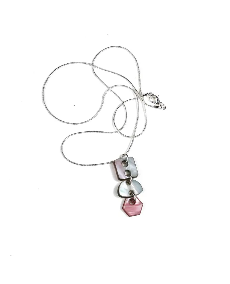 Collar azul claro y rosa: Misterio y Elegancia en un Accesorio Distinto