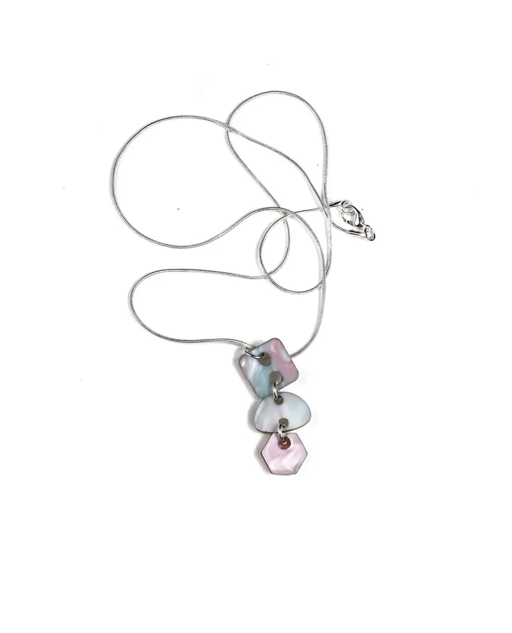 Collar azul claro y rosa: Misterio y Elegancia en un Accesorio Distinto